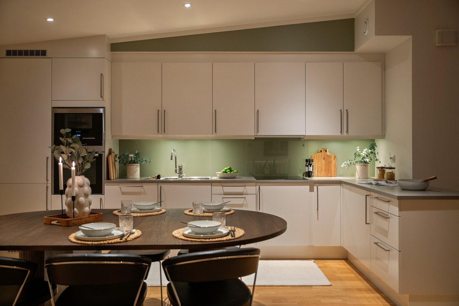 Kjøkkenet er moderne og stilrent, med god skap- og benkeplass. Galleribilde