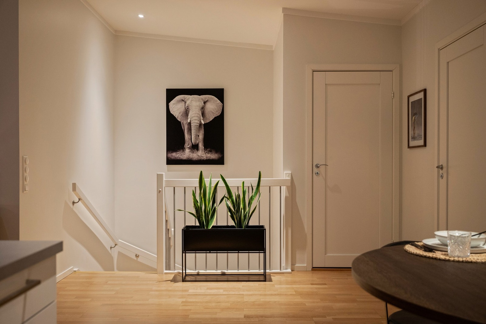 Fra entréen/gangen ledes du videre opp til boligens sosiale oppholdsrom. Galleribilde