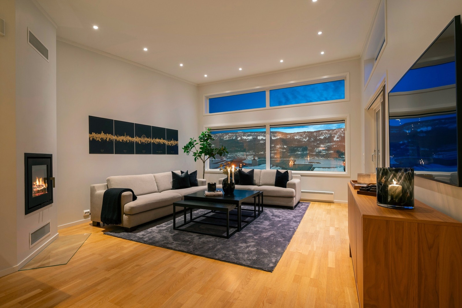 Her kan du nyte både utsikten mot fjorden og en lun atmosfære på kjølige kvelder. Galleribilde