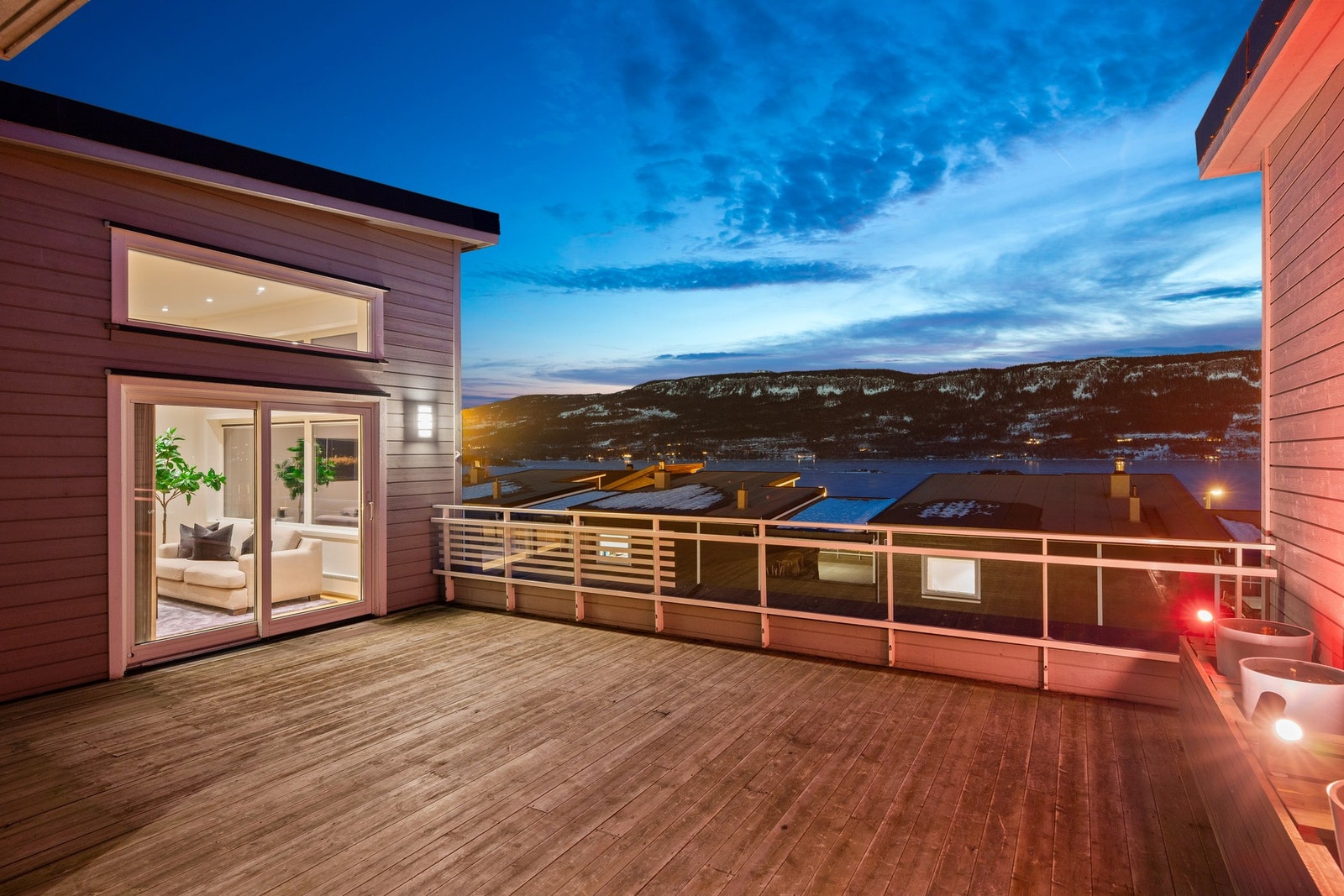 Her kan du nyte lange sommerkvelder med panoramautsikt over vakre Steinsfjorden. Galleribilde