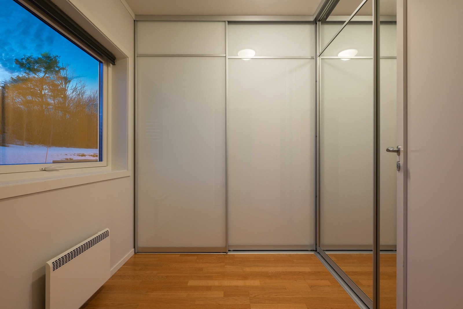 Boligens fjerde soverom er i dag innredet med garderobeskap. Om man ønsker å benytte soverommet igjen, kan man enkelt ta ut garderobeskapene. Galleribilde