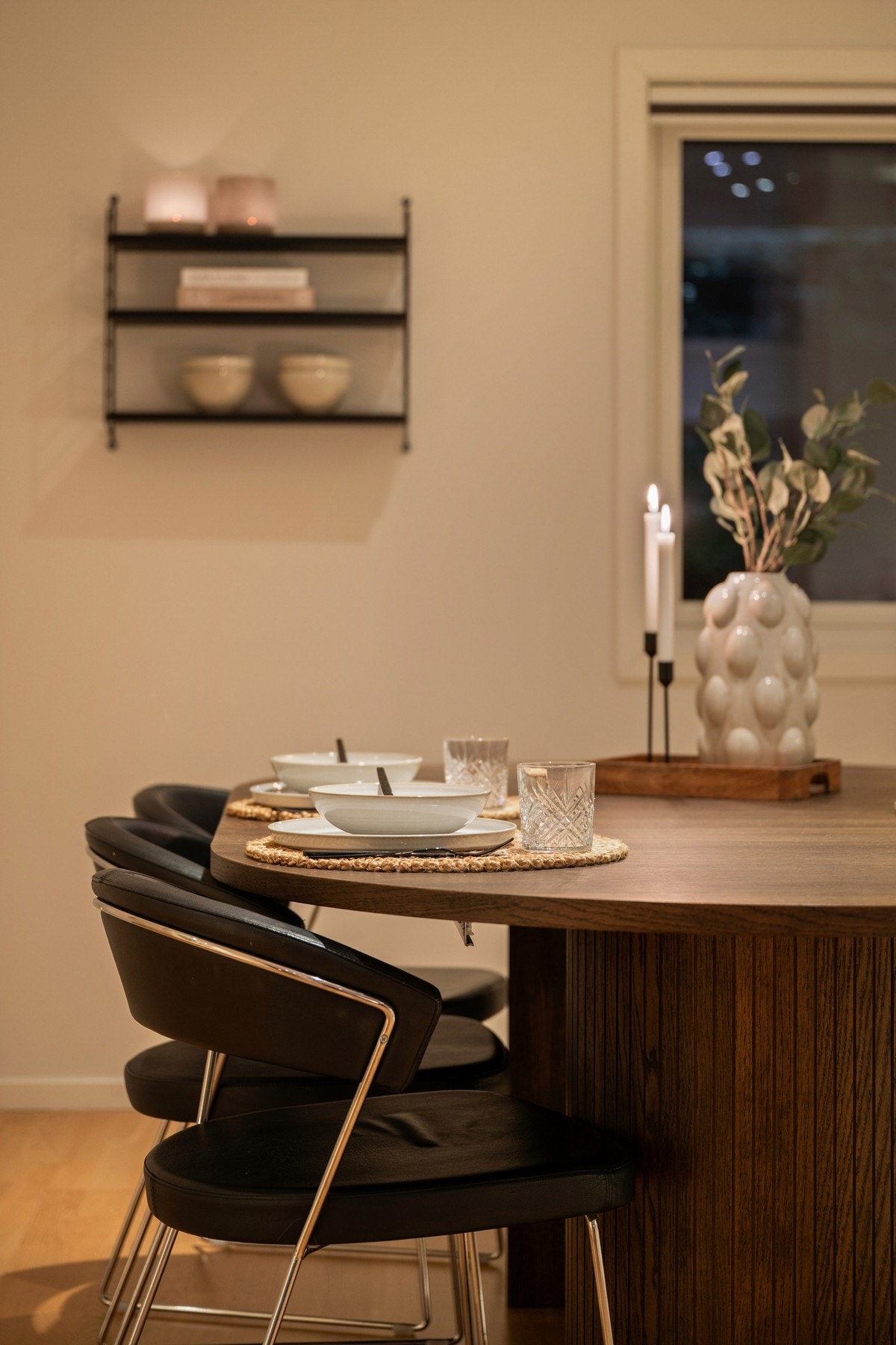 Her ligger alt til rette for både matlaging og hyggelige samtaler rundt spisebordet. Galleribilde