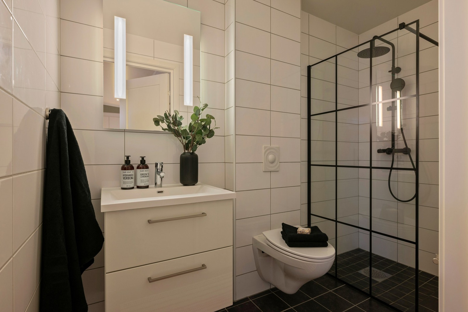 Boligen har to baderom, og det ene finner du i denne etasjen - et stilrent og pent baderom. Galleribilde