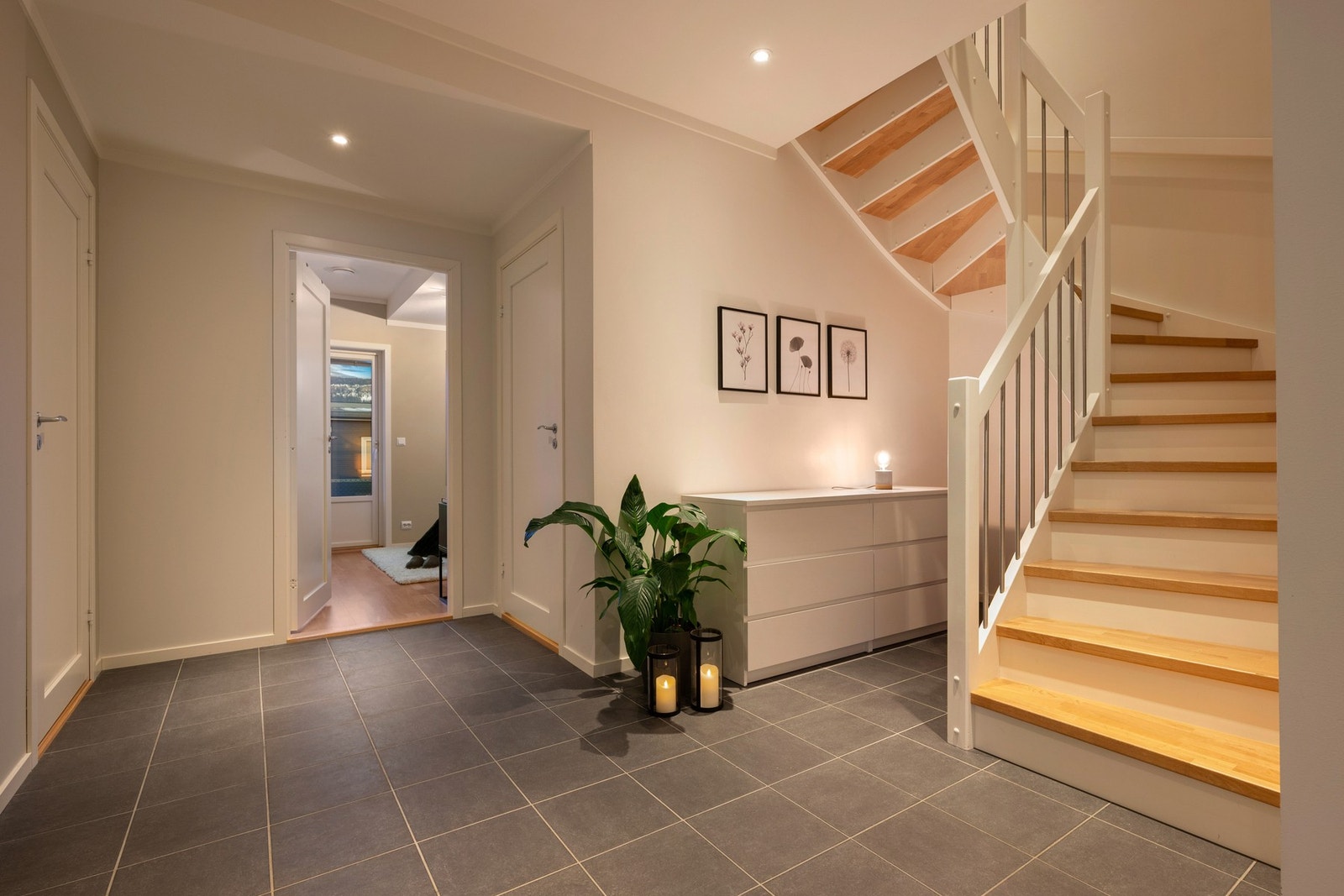 Gangen er romslig og med gode oppbevaringsmuligheter. Galleribilde