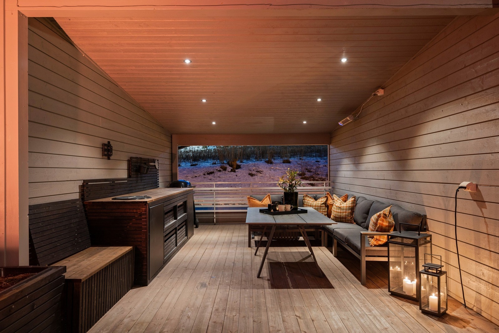 Terrassen er delvis overbygget og gir gode muligheter for både avslapning og sosiale sammenkomster. Galleribilde