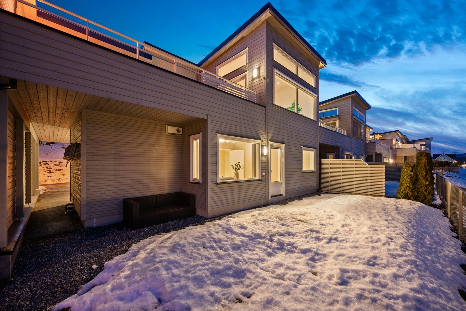 Det er også tilhørende uteareal til boligen som er herlig for barna eller de firbeinte i familien. Galleribilde