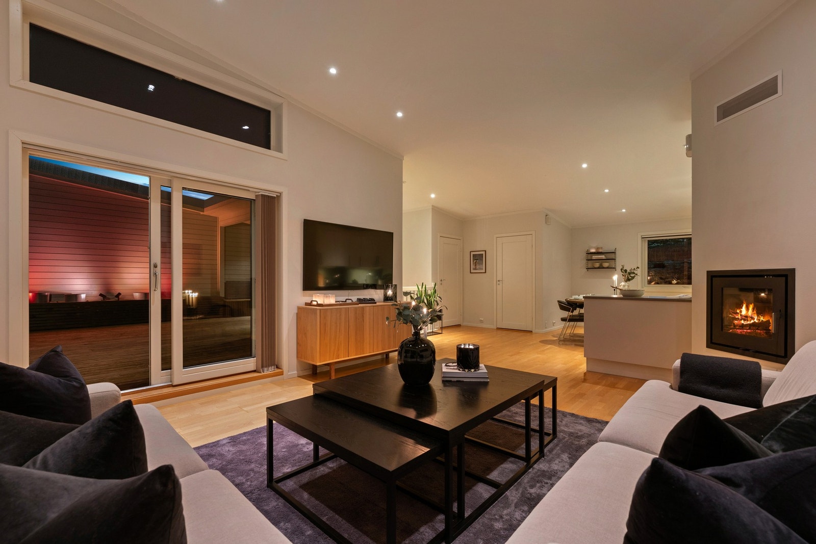 Fra stuen er det utgang til boligens store terrasse - et fantastisk uterom på ca. 60 kvm. Galleribilde