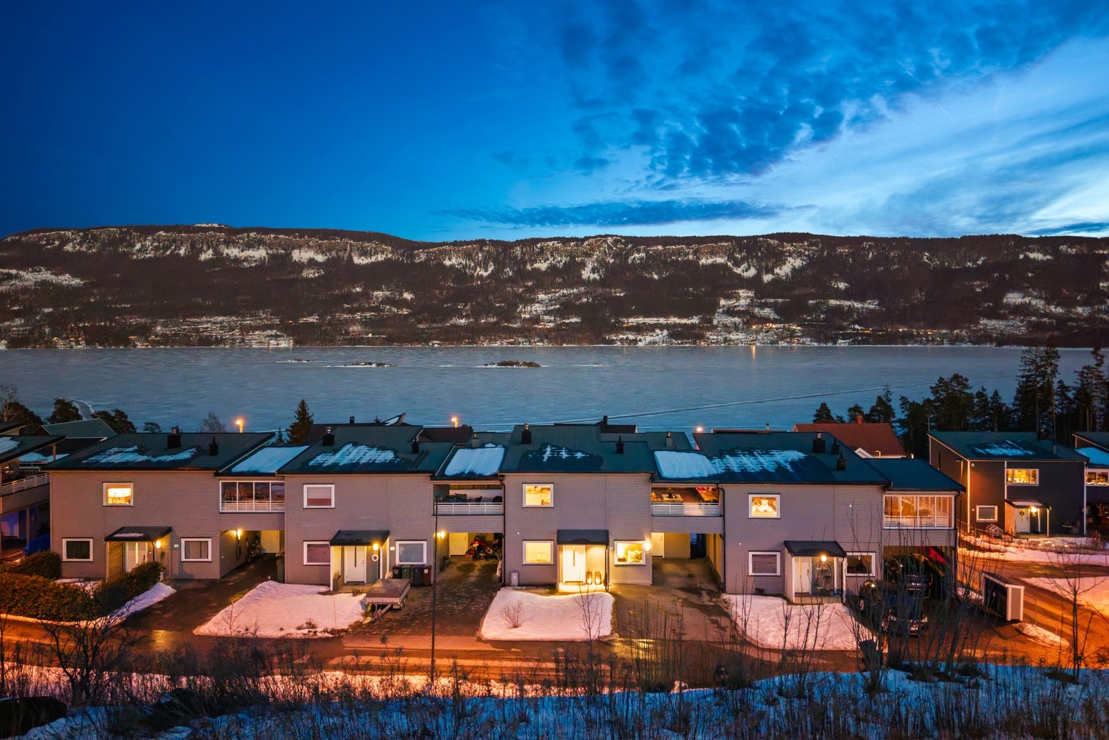 En moderne bolig med attraktiv beliggenhet i Nedre Steinsåsen og vakker utsikt over Steinsfjorden. Galleribilde