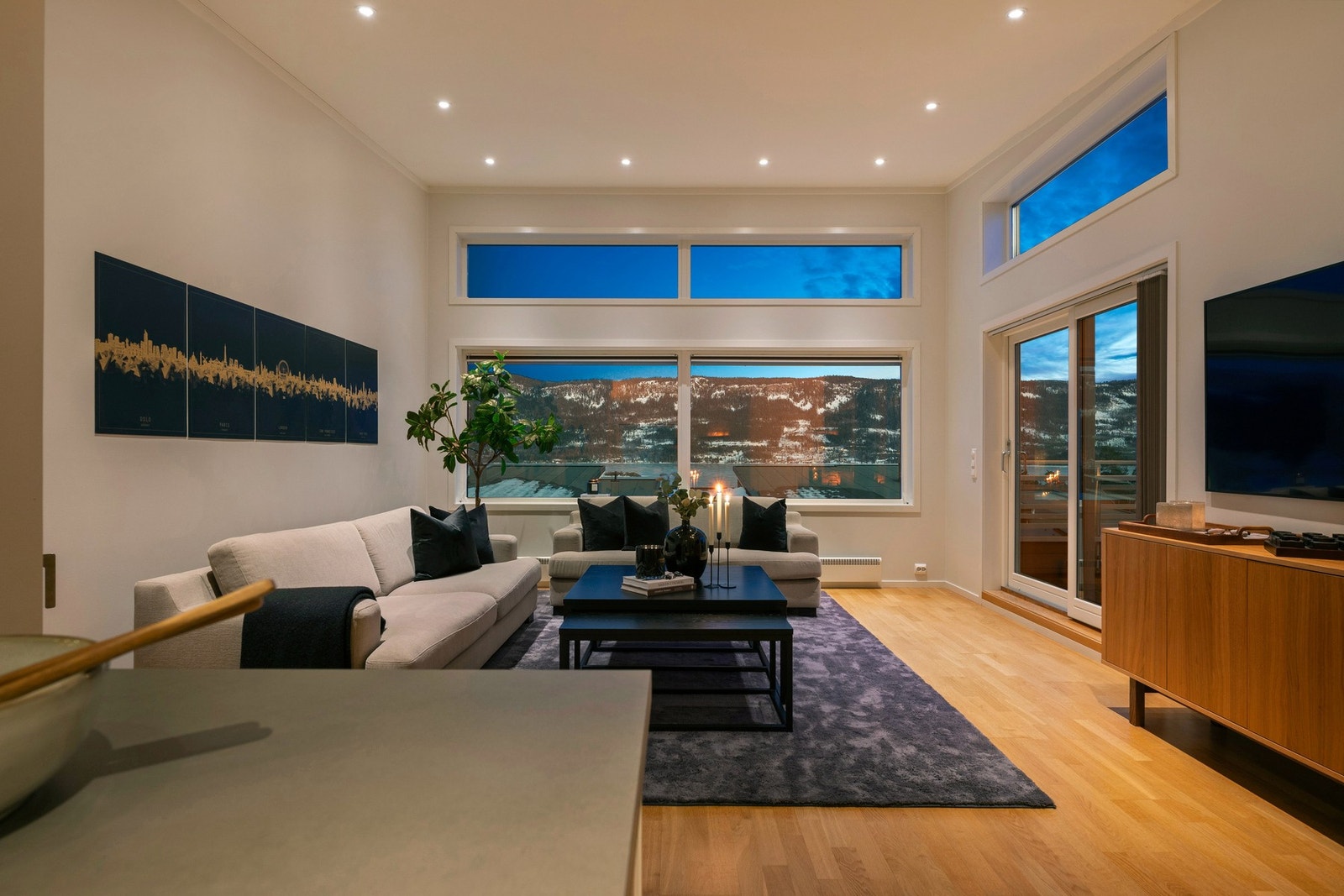 En lys og luftig stue med fin plass til sofagruppe og annet møblement. De store vinduene slipper rikelig med lys inn. Galleribilde