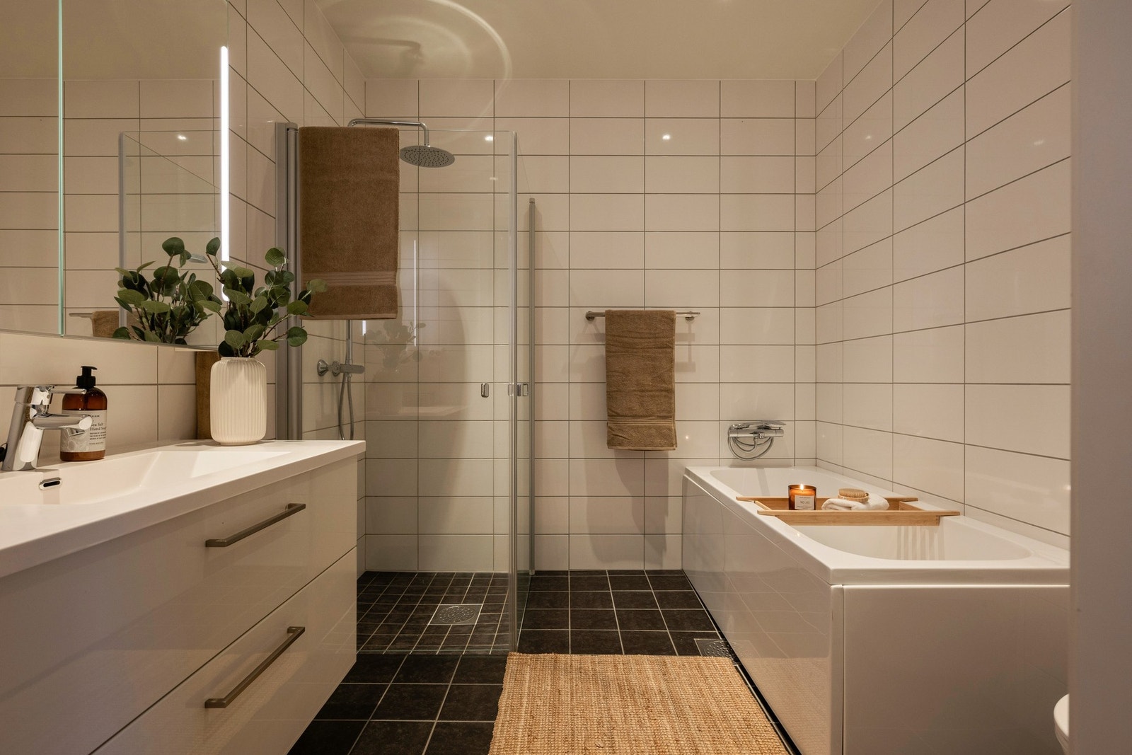 Baderommet i boligens 1. etasje har en lys og moderne standard. Galleribilde