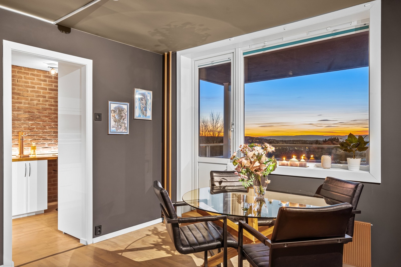 Den romslige stuen gir mulighet for hyggelig og sosiale sammenkomster. Galleribilde