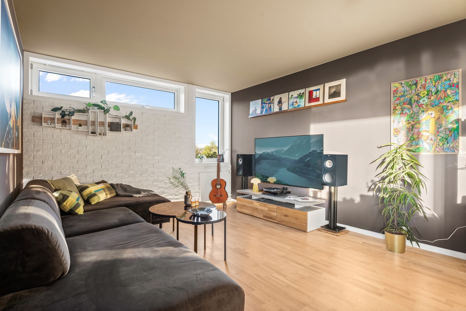 I felleskostnadene har du blant annet kabel-tv/internett (250Mbps) fra Telia, samt varmtvann og fyring inkludert. Galleribilde