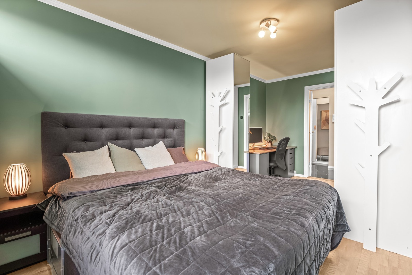 Her er det god plass til dobbeltseng med tilhørende nattbord på begge sider. Galleribilde