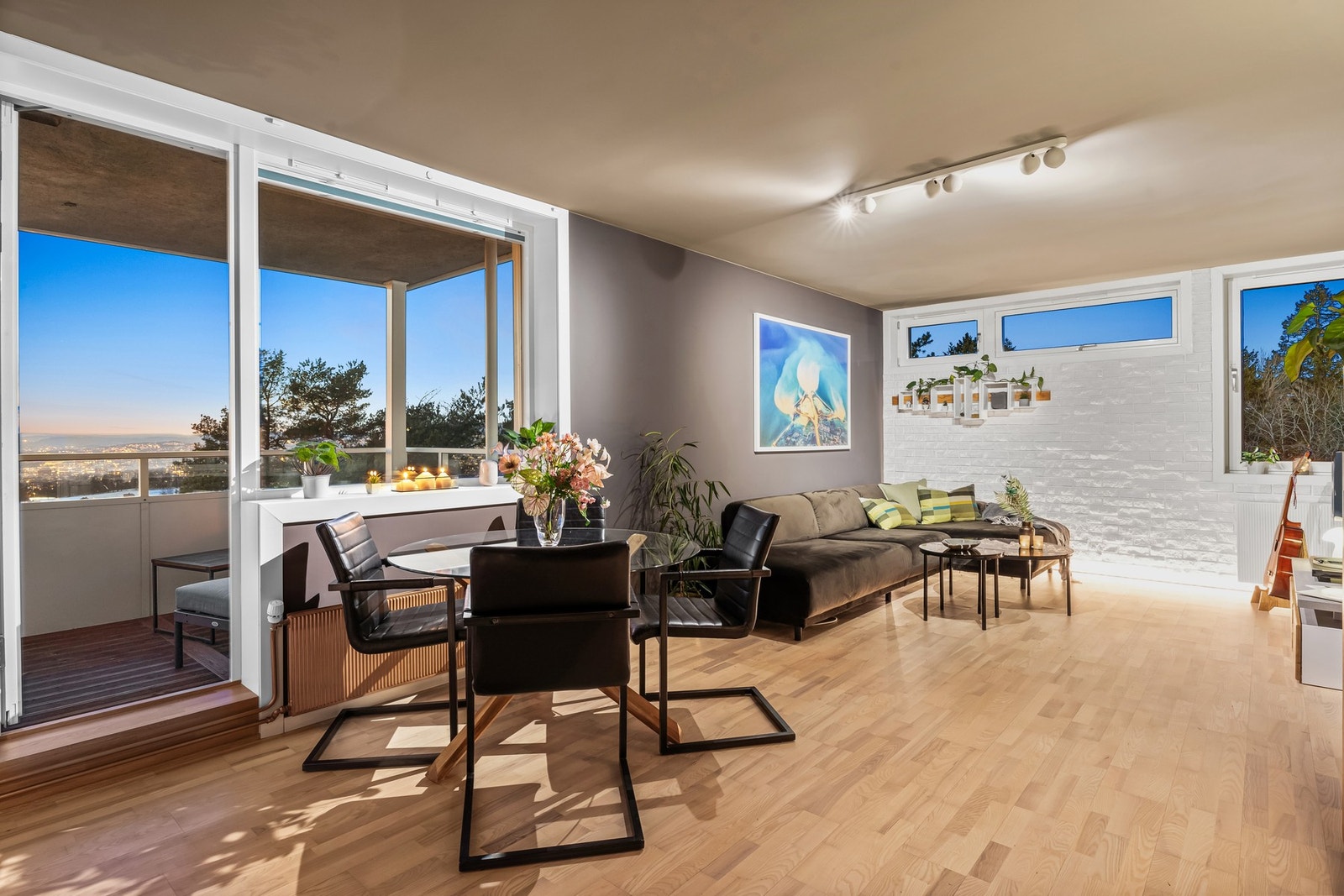 Leilighetens vindusflater fra flere sider gir god romfølelse med en kombinasjon av by- og grøntutsikt. Galleribilde