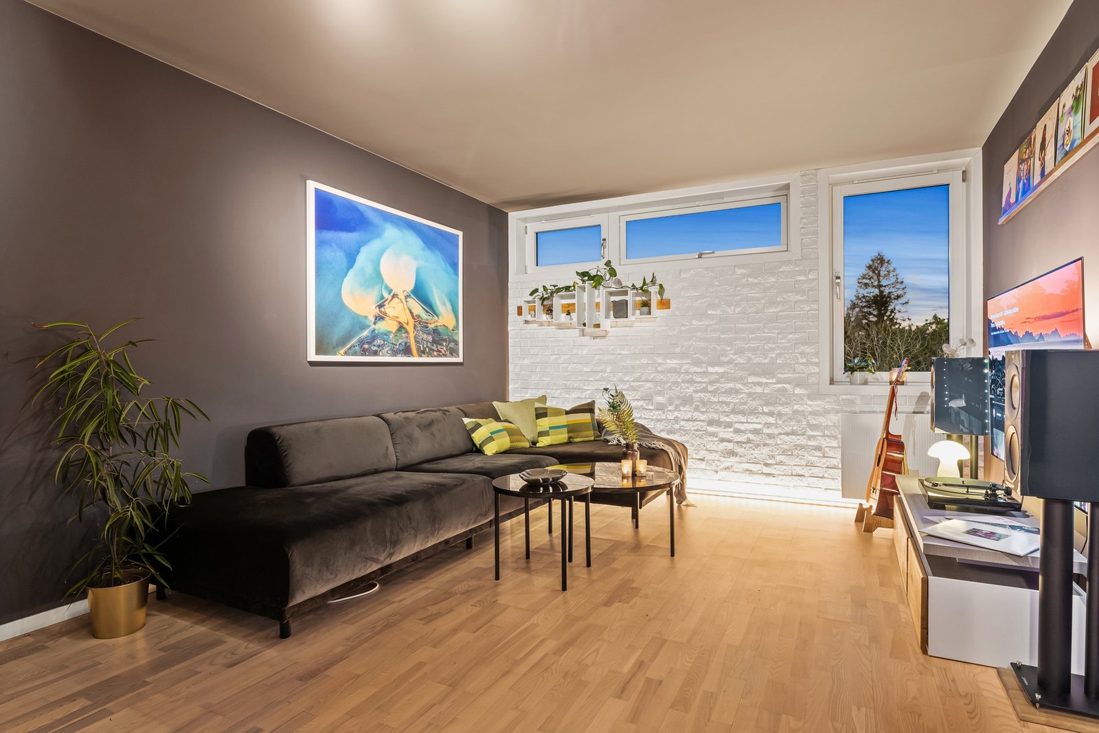 Selger opplyser om et årlig strømforbruk på ca. 2 000 kWh, noe som har bidratt til lave strømutgifter. Galleribilde