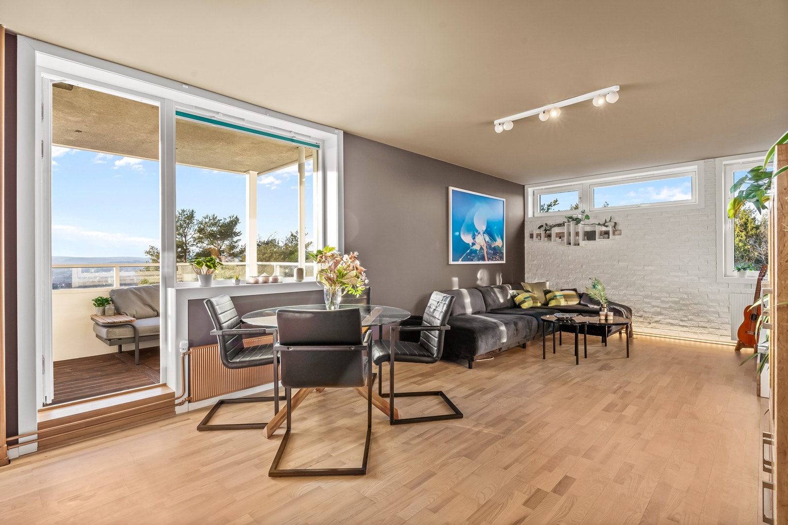 Store deler av leiligheten er overflateoppusset i perioden 2020-2025 og holder en velholdt og moderne standard. Galleribilde