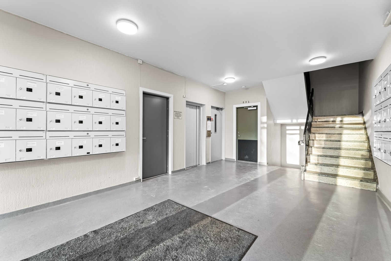 Hyggelig og velholdt inngangsparti med nye postkasser, samt nytt brannvarslingssystem (2026). Galleribilde