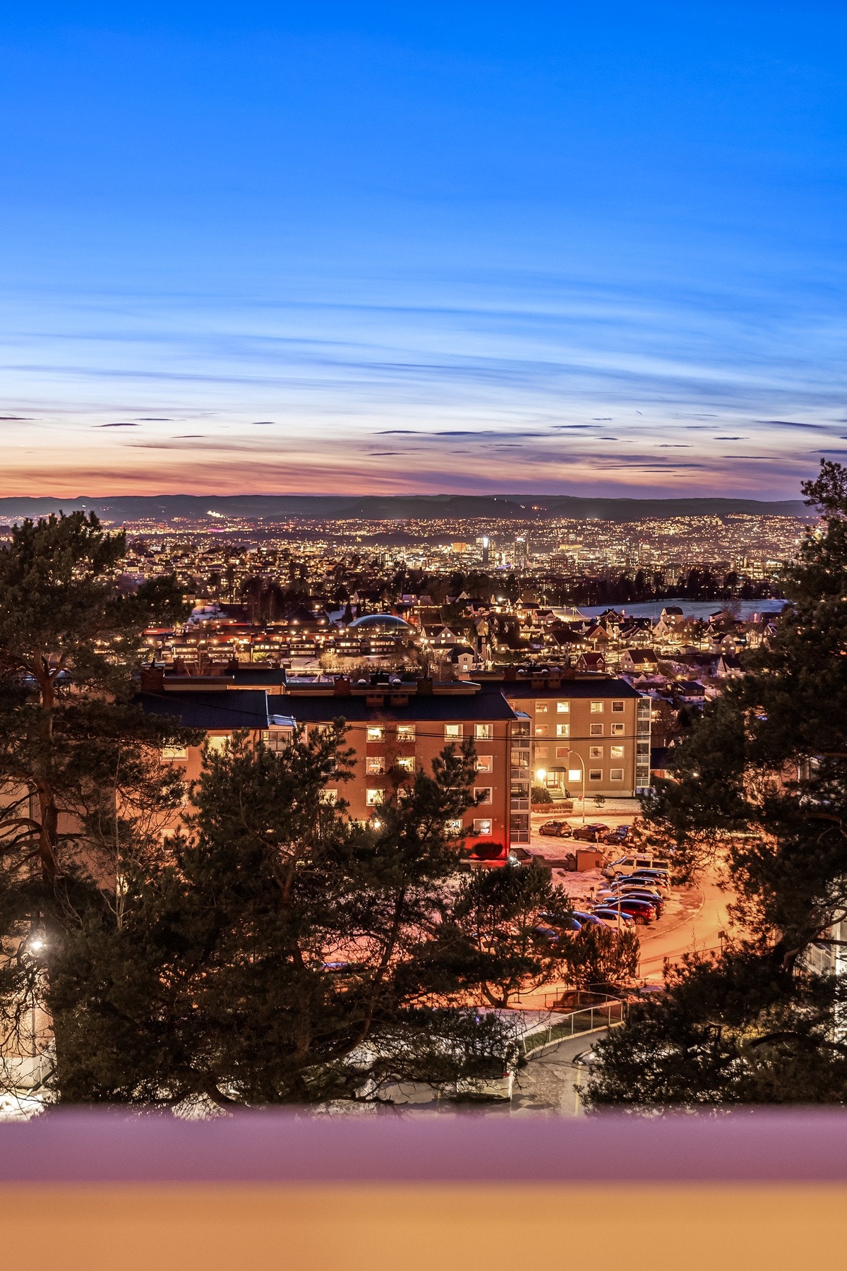 Leilighetens høytliggende plassering gir en upåklagelig panoramautsikt mot by og skog. Galleribilde