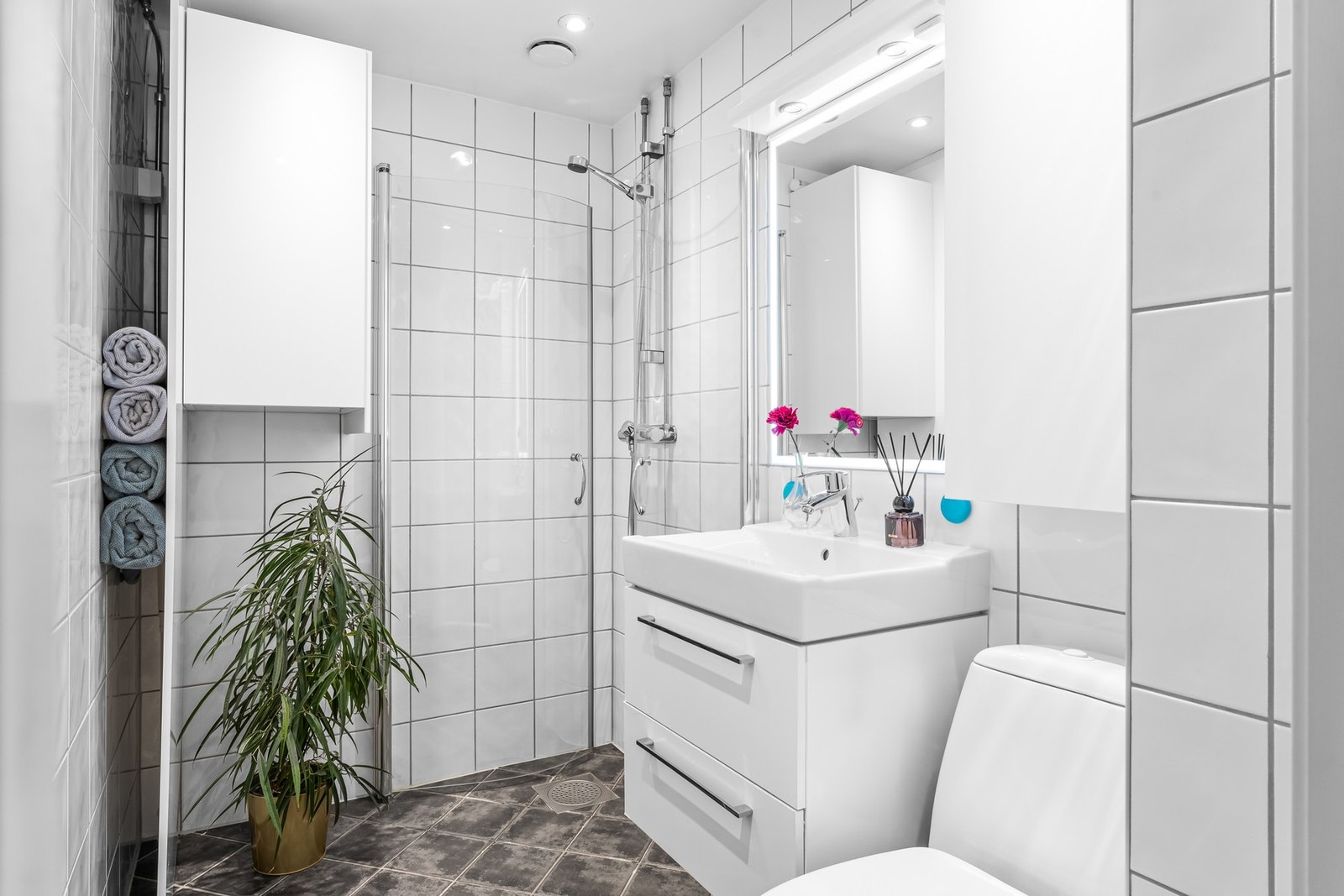 Pent flislagt baderom, rehabilitert i regi av borettslaget i 2008 med termostatstyrte varmekabler i gulv og downlights i tak. Galleribilde