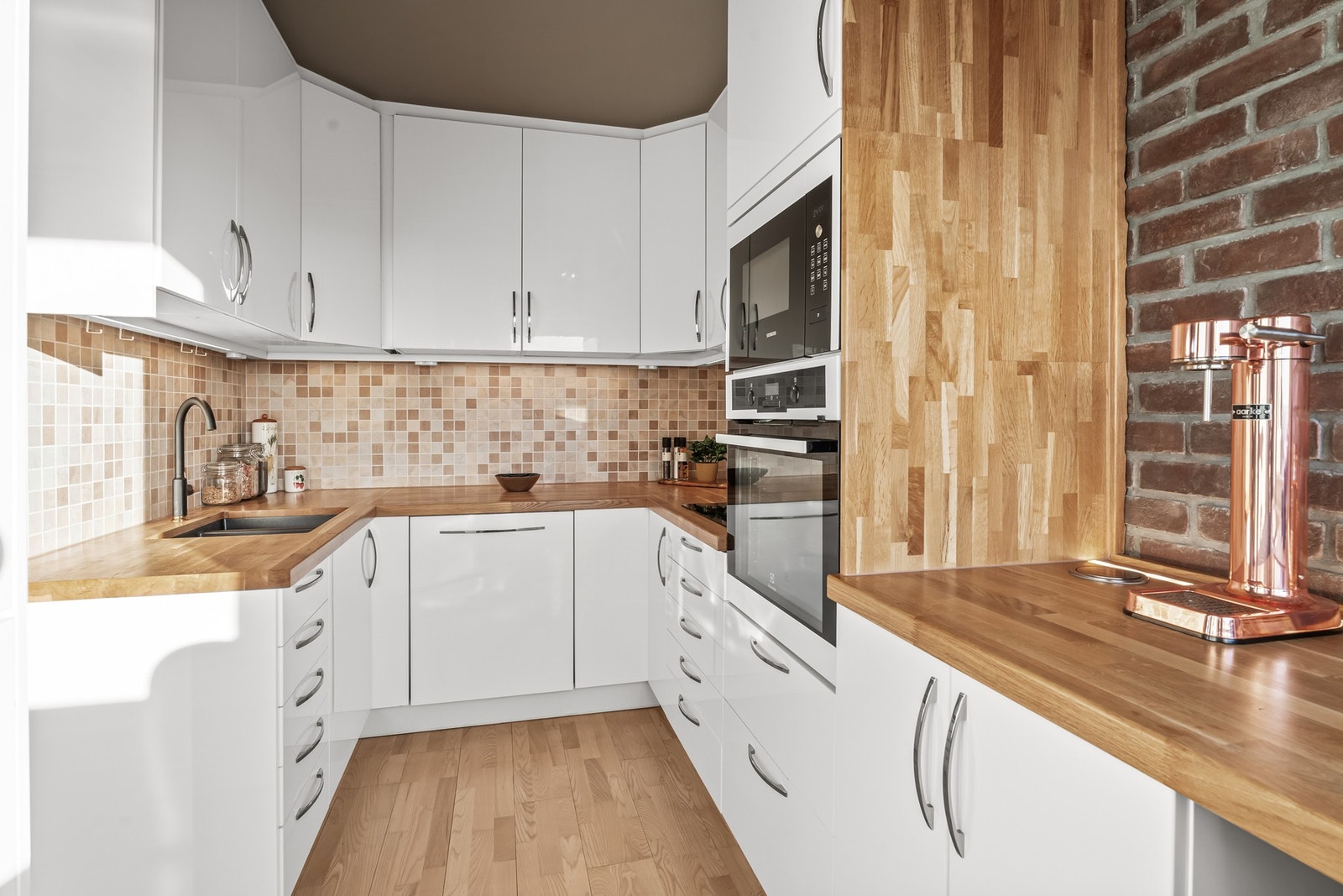 Pen kjøkkeninnredning fra 2013. I 2022 fikk kjøkkenet et nytt løft med ny benkeplate i heltre, samt ny vask og blandebatteri. Galleribilde