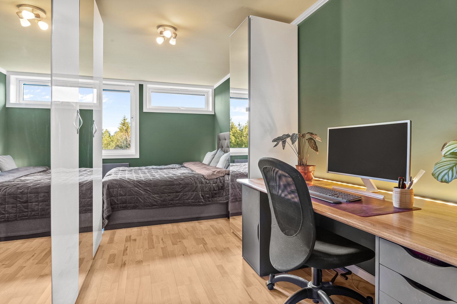 Romslig og tiltalende soverom, nymalt i 2025 - hvor også radiatorer og utenpåliggende er grunnet og lakkert. Galleribilde