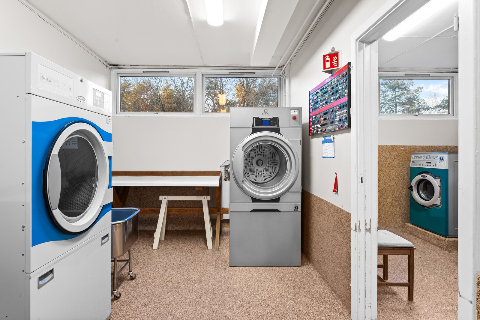 Det er fellesvaskeri blokka som pt. er gratis å bruke for beboere. Galleribilde