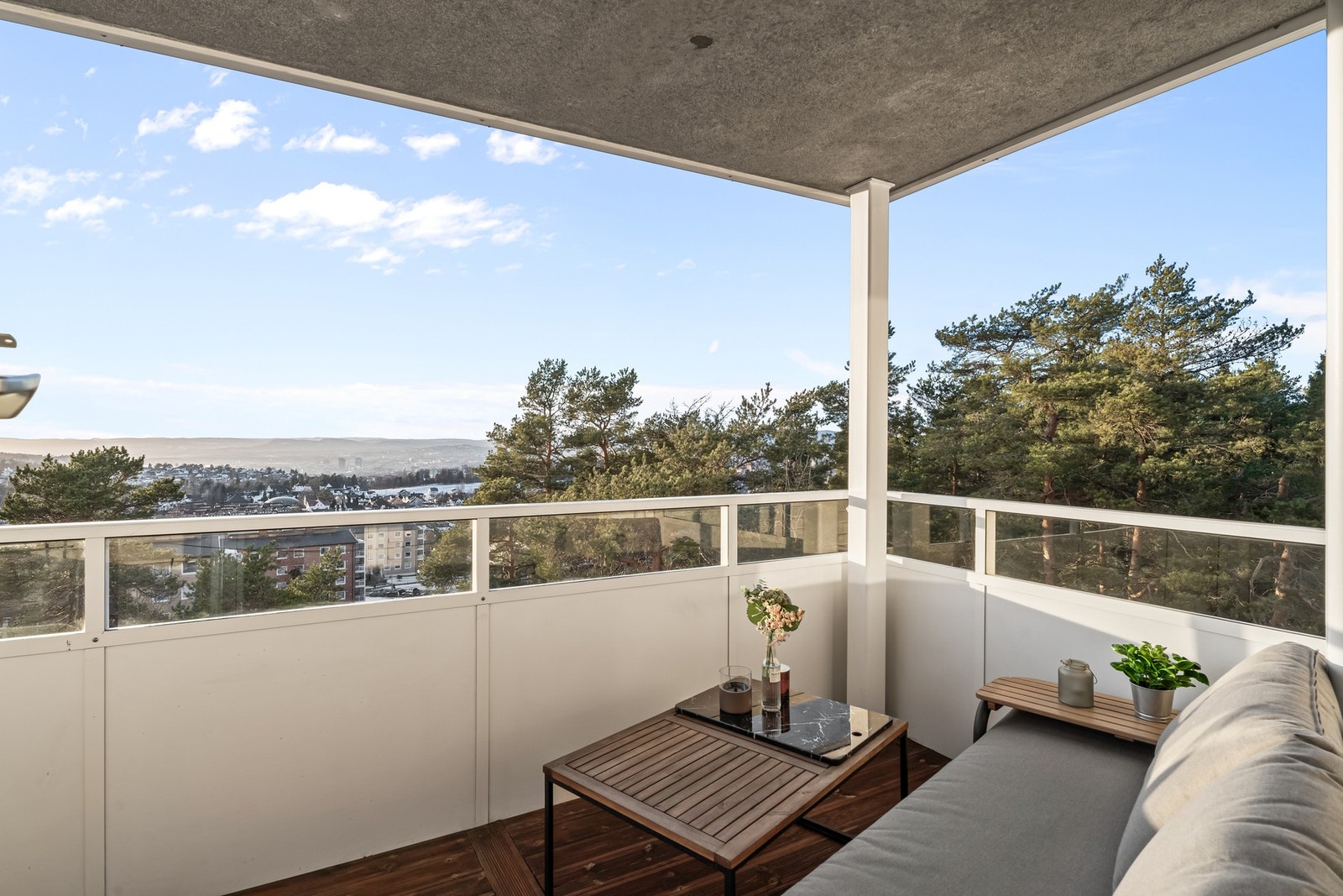 Fra stuen har du utgang til vestvendt balkong på ca. 7 m². Galleribilde