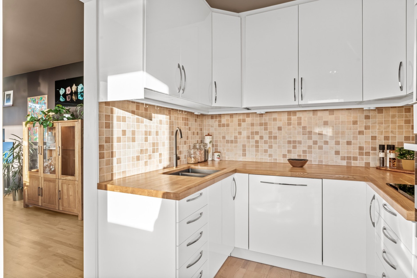 Fra stuen er det adkomst til et flott og praktisk kjøkken. Galleribilde