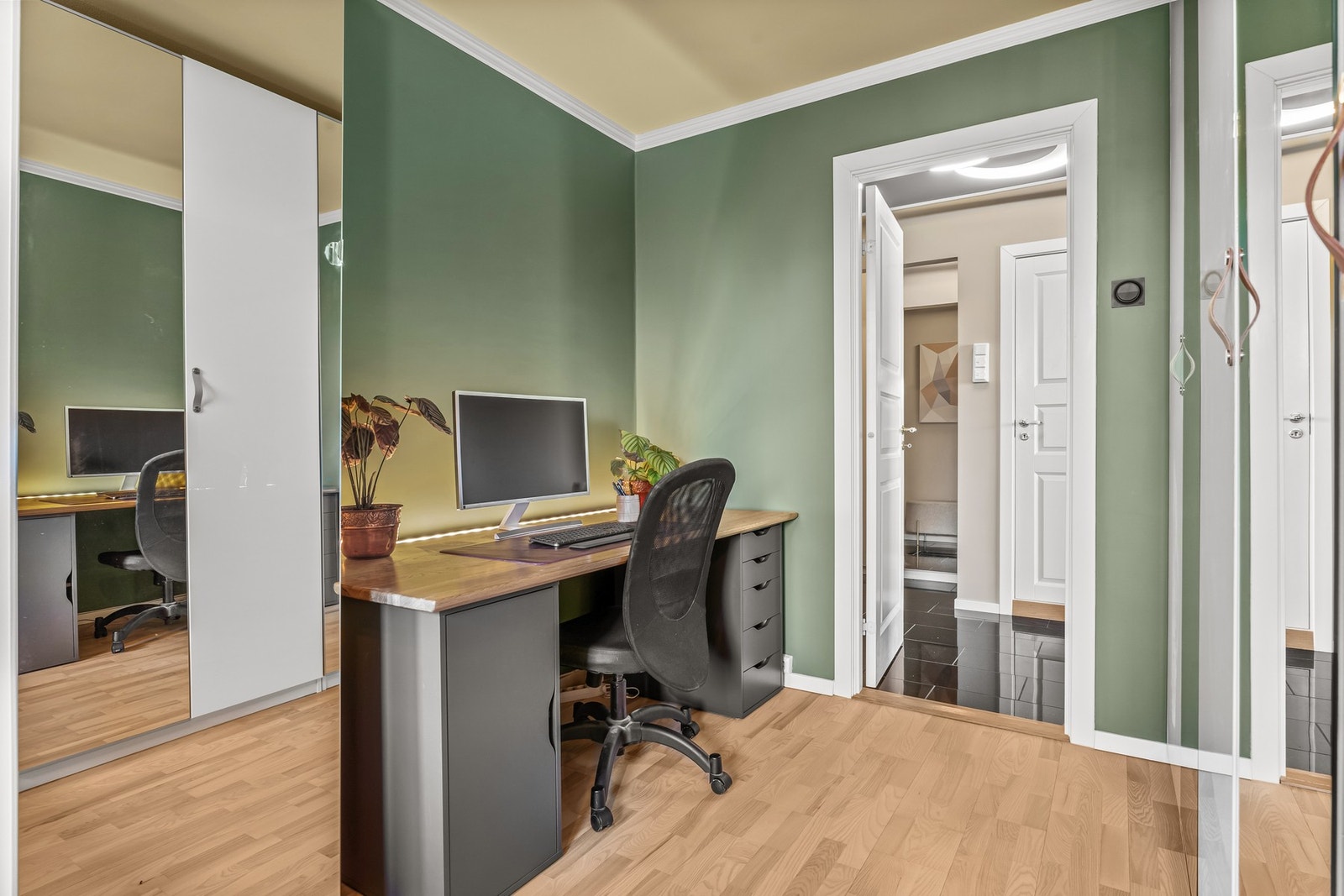 Soverommet har rikelig med garderobeplass fra to sider med ny innredning og belysning. Det er også tilrettelagt plass til et hjemmekontor. Galleribilde