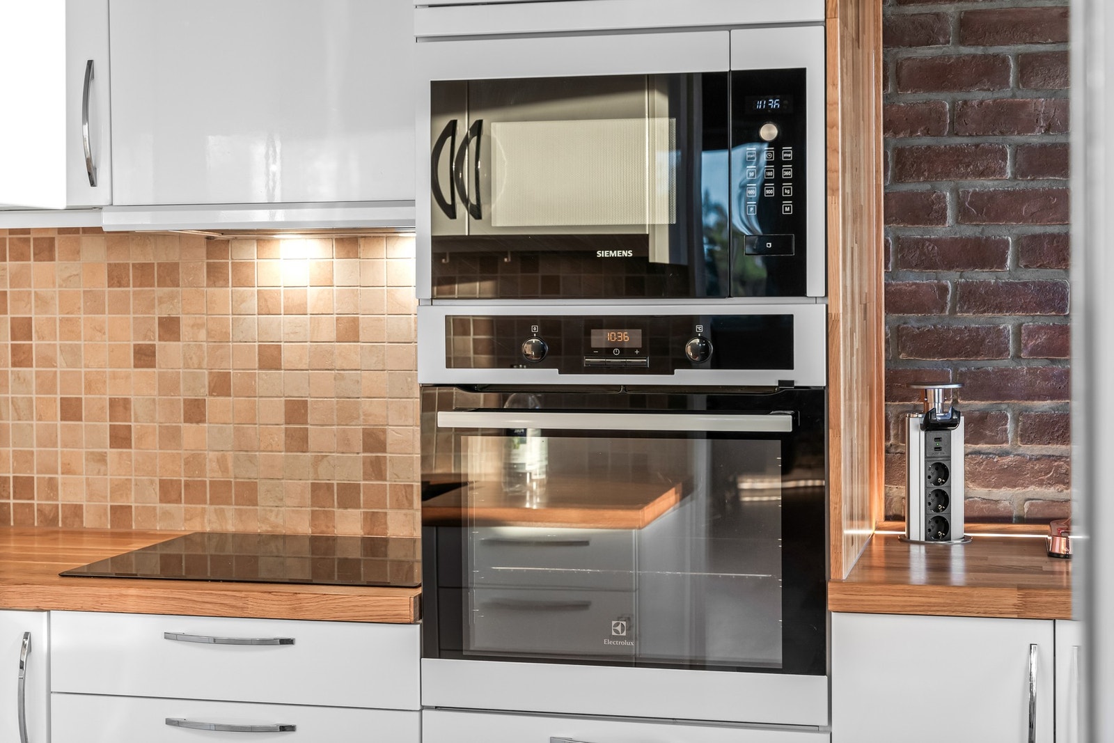 Kjøkkenet er utstyrt med kvalitetsintegrerte hvitevarer bestående av induksjonsplatetopp, stekeovn, oppvaskmaskin og
mikrobølgeovn og frittstående side-by-side kjøleskap. Galleribilde