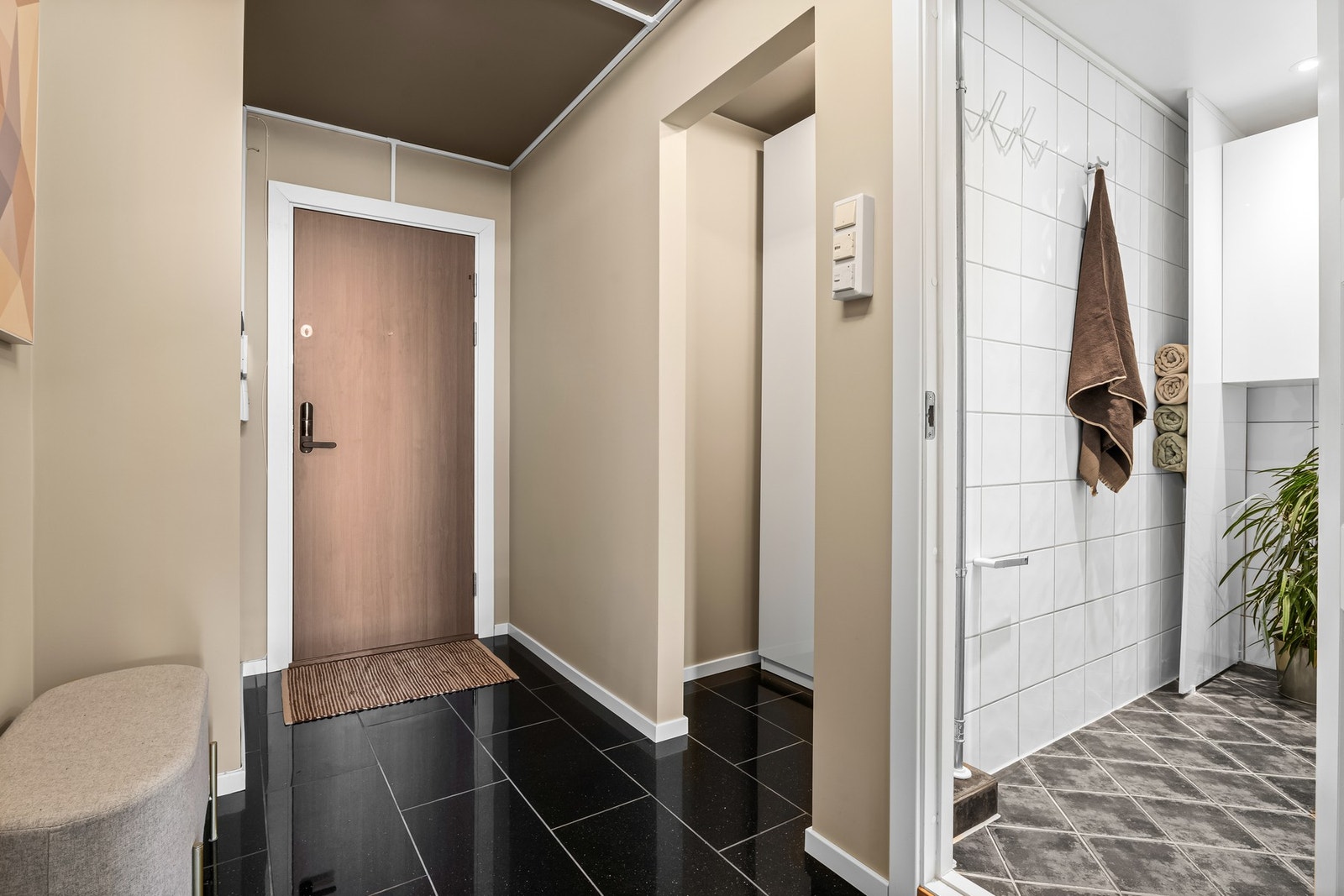 Meget gjennomført entré med adkomst til garderobe i nisje (tidligere bod). Praktisk fliser med varmekabler i gulv (2020/21). Ny inngangs dør med kode- og fingeravtrykkslås. Galleribilde