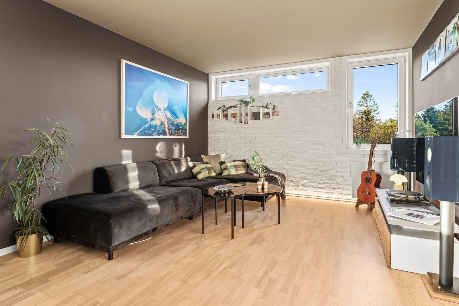 Leiligheten har en innbydende og møbleringsvennlig stue, med plass til sofagruppe med tilhørende TV-møblement og spiseseksjon. Galleribilde