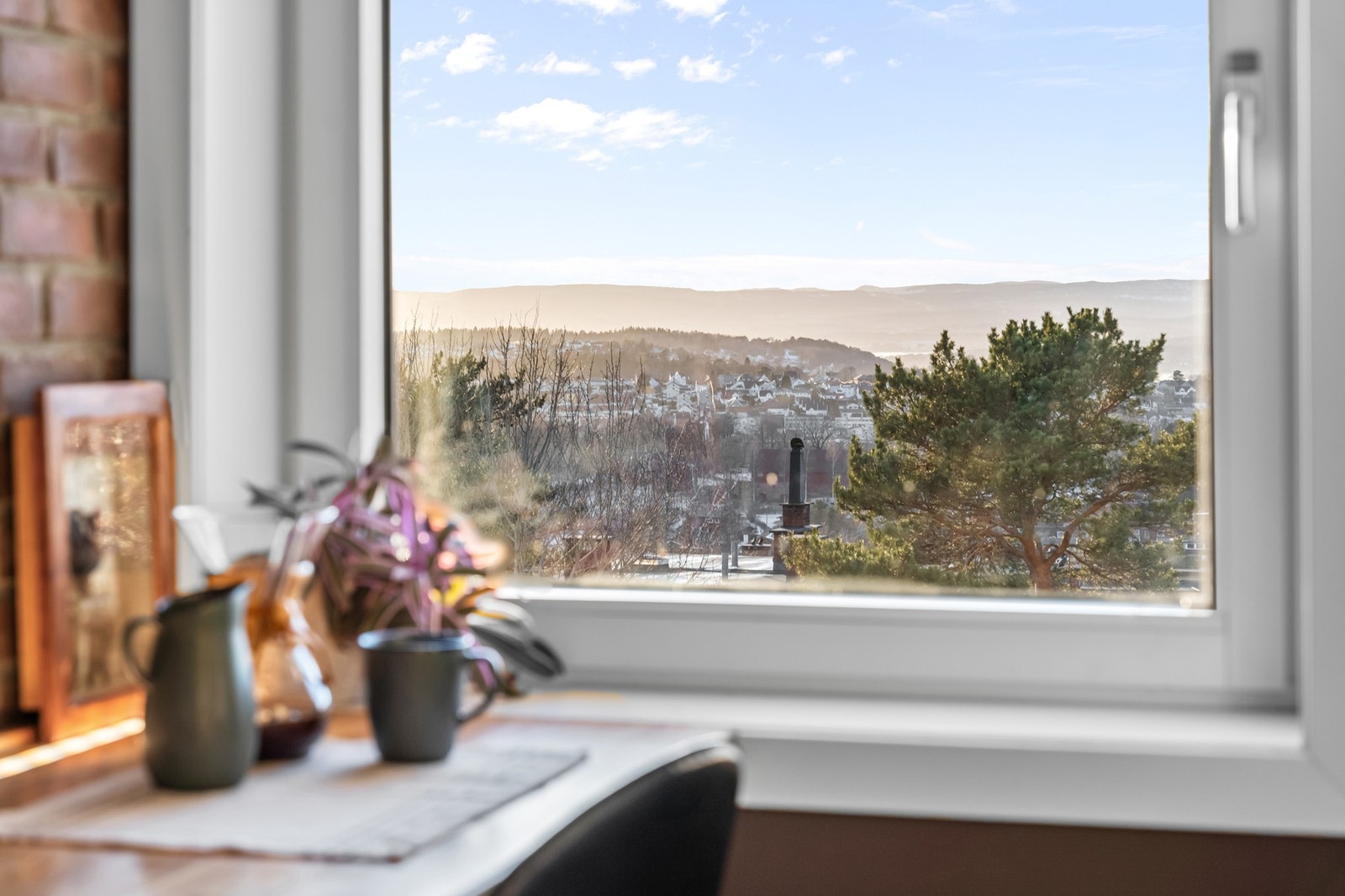 Den flotte utsikten kan nytes, selv fra kjøkkenvinduet. Galleribilde