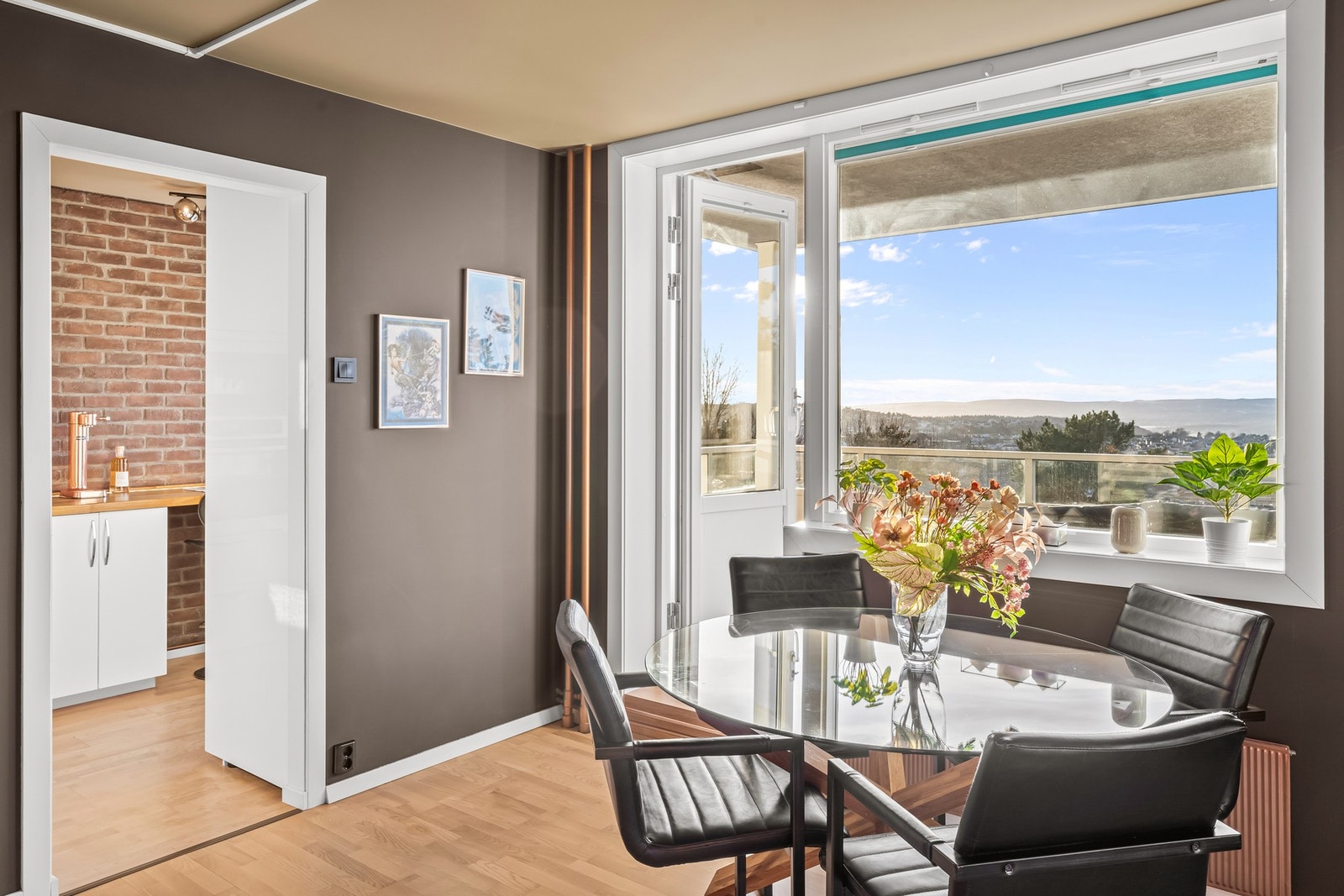 De store vindusflatene bidrar til flotte, innvendige solforhold og ble skiftet i 2017 i regi av borettslaget. Galleribilde