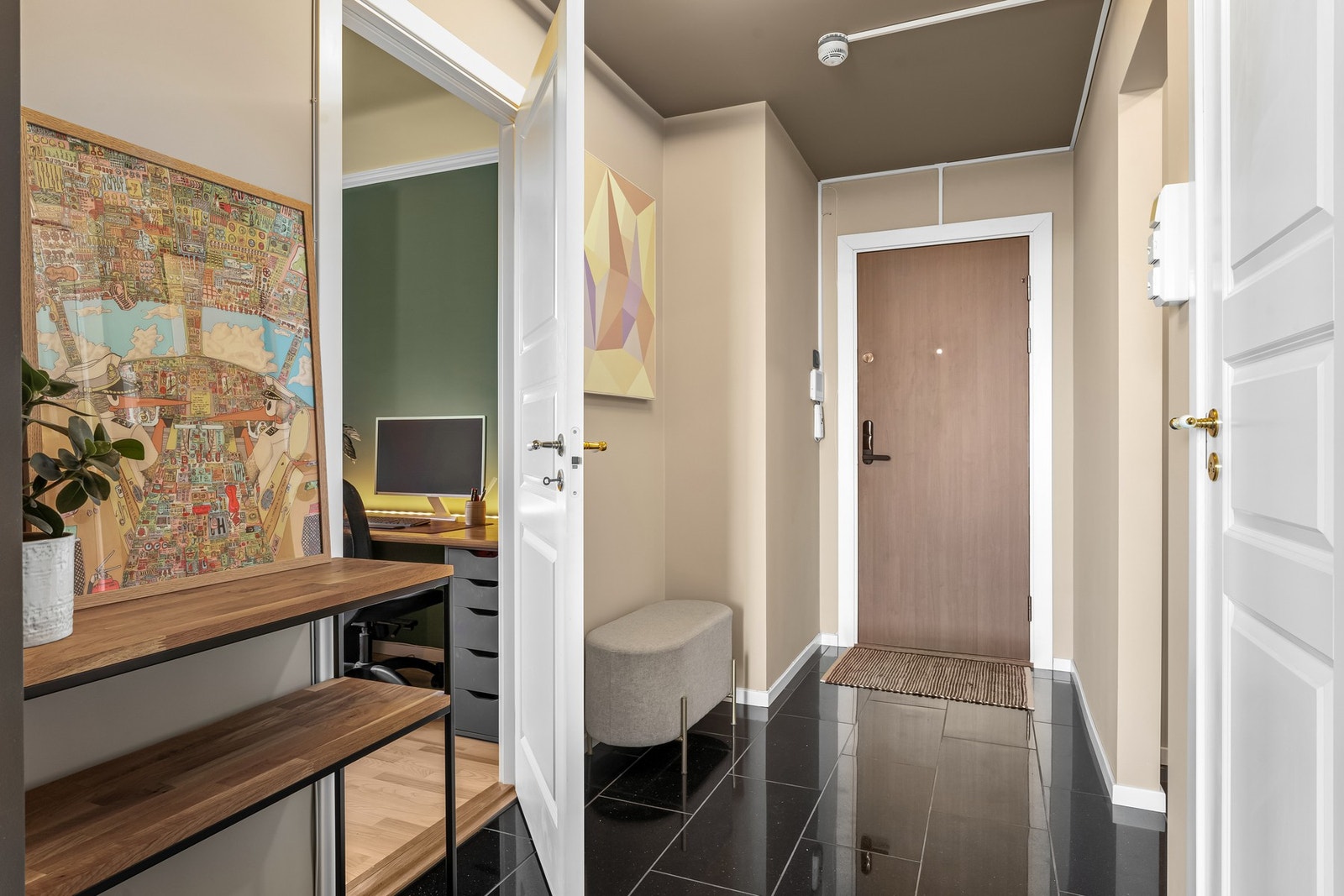 Fra gangen er det adkomst til soverom og bad på hver sin side. Galleribilde