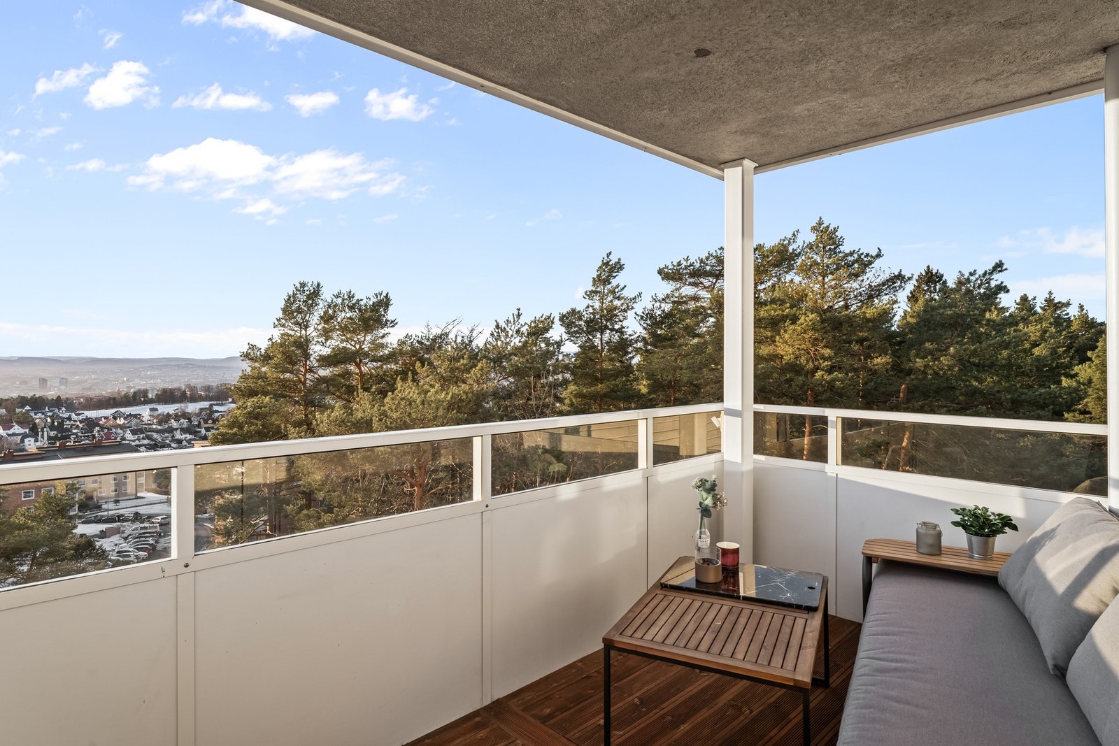 Om ønskelig kan balkongen innglasseres via Lumon som er borettslagets leverandør og bekostes av den enkelte andelseier. Galleribilde