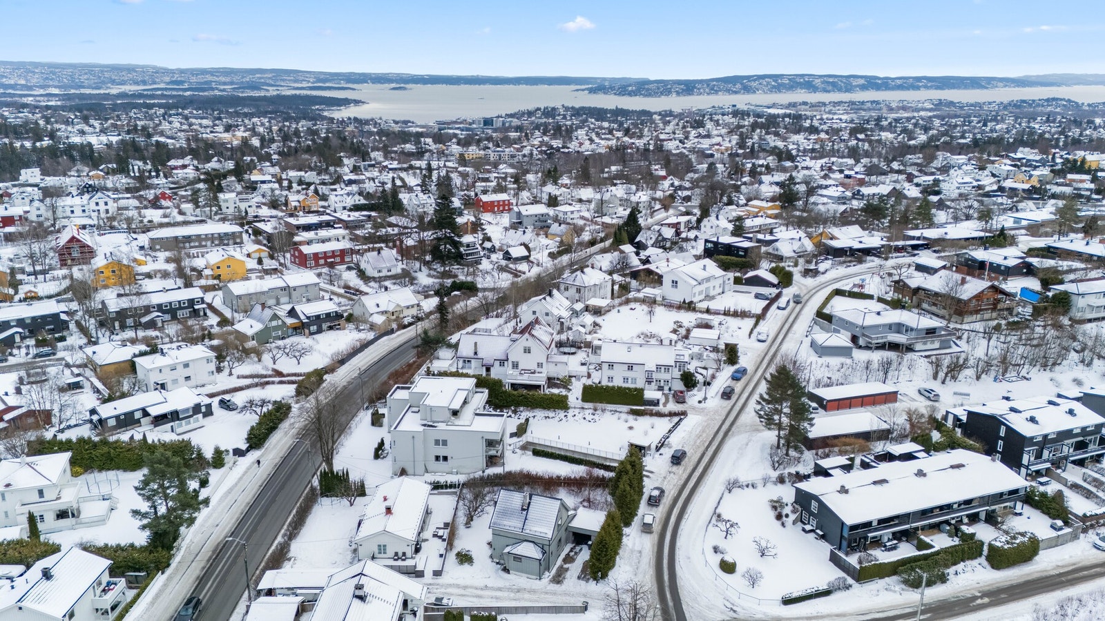 Boligen ligger i rolige omgivelser i Capralhaugen; Området er svært familievennlig og egner seg godt for barnefamilier. Galleribilde