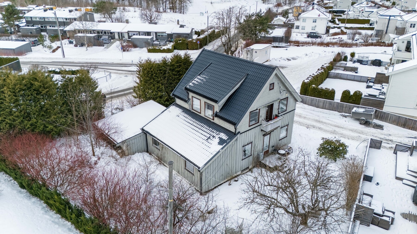 Velkommen til Capralhaugen 30! Stor horisontaldelt tomannsbolig på Jar i Bærum kommune, med solrik tomt og mye potensiale! Galleribilde