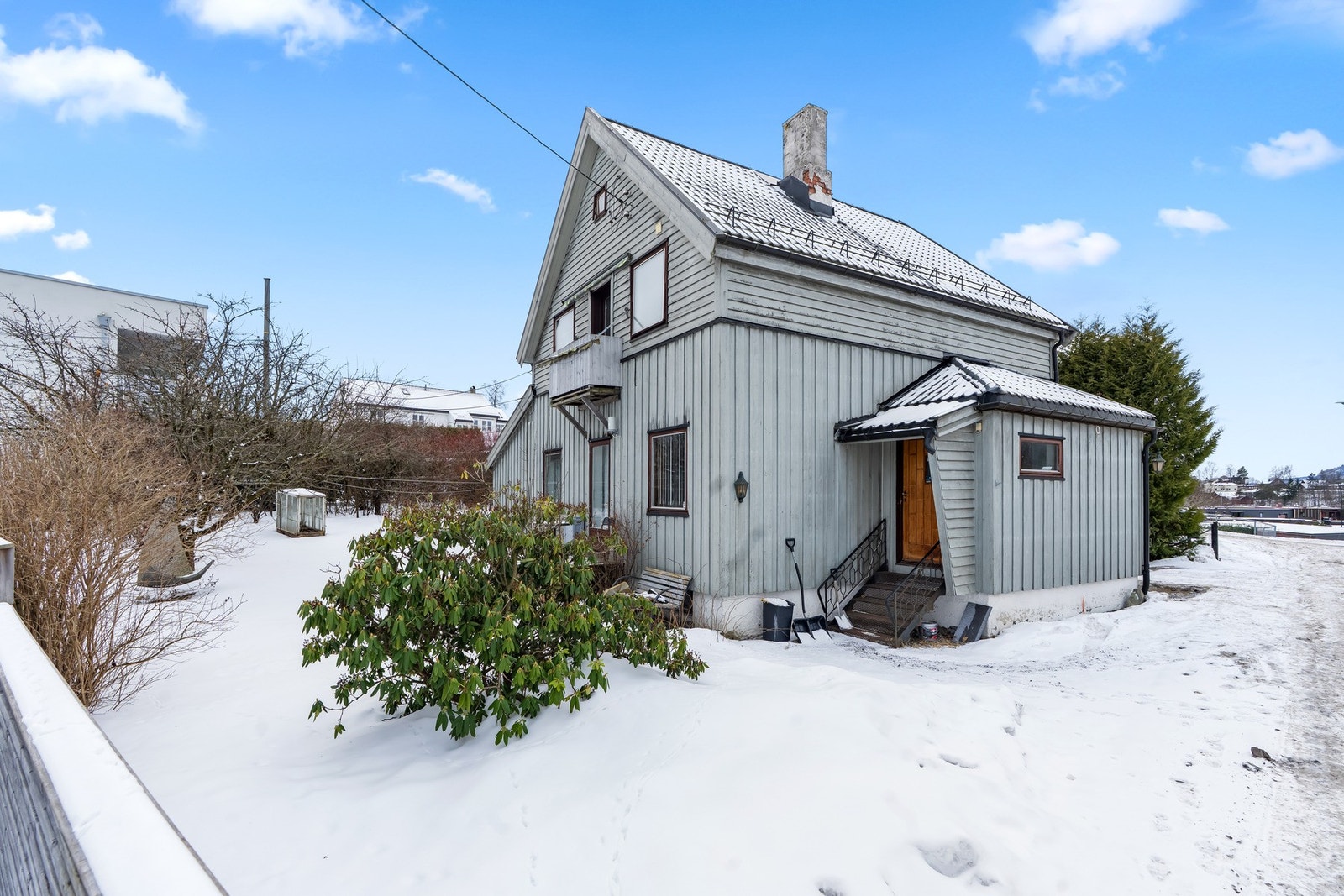 Boligen selges med 2 boenheter, fordelt på hhv. 1. etasje og 2. etasje Galleribilde