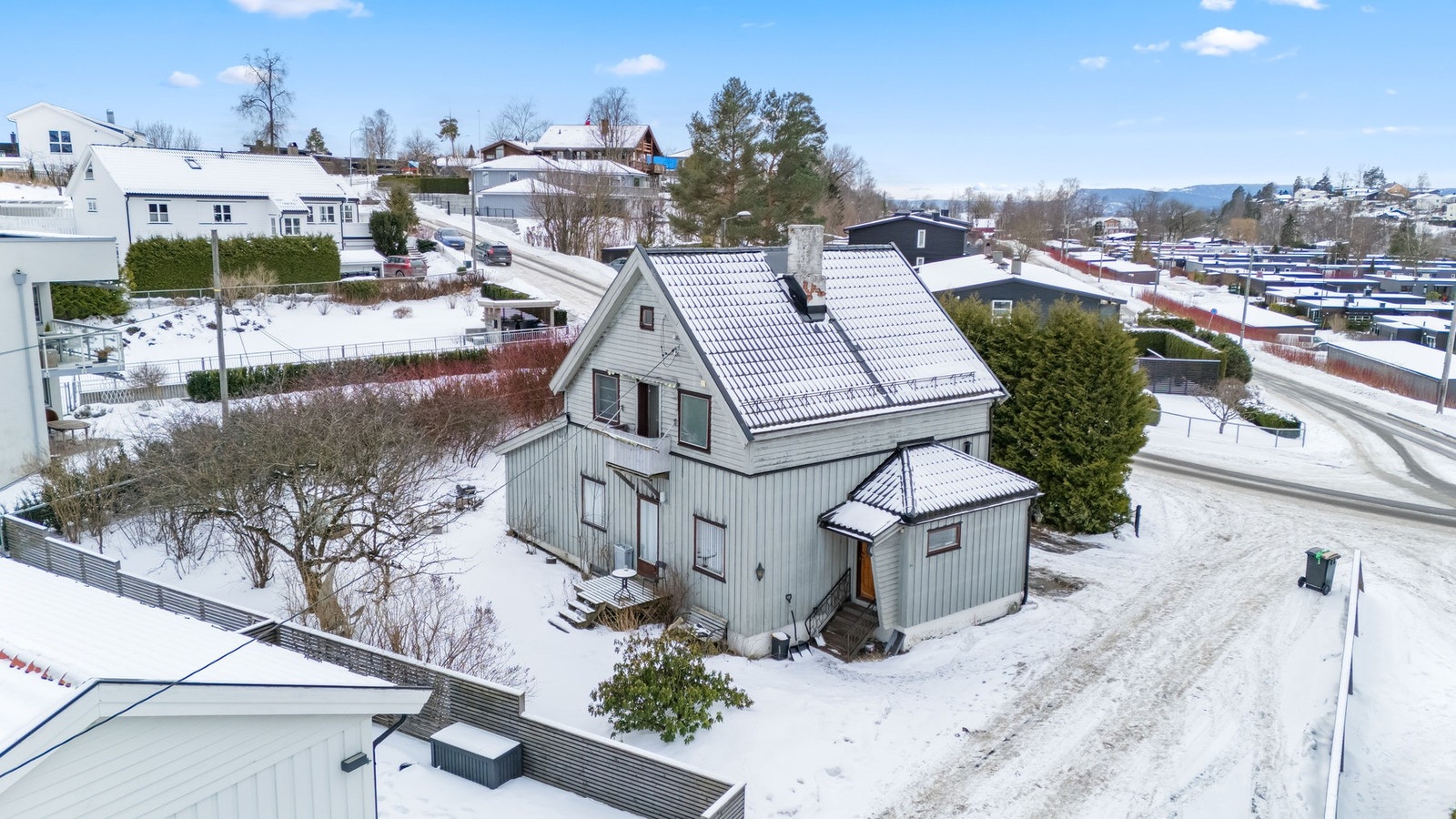 Solrik tomt på ca. 644 kvm med hageareal rundt boligen. Galleribilde