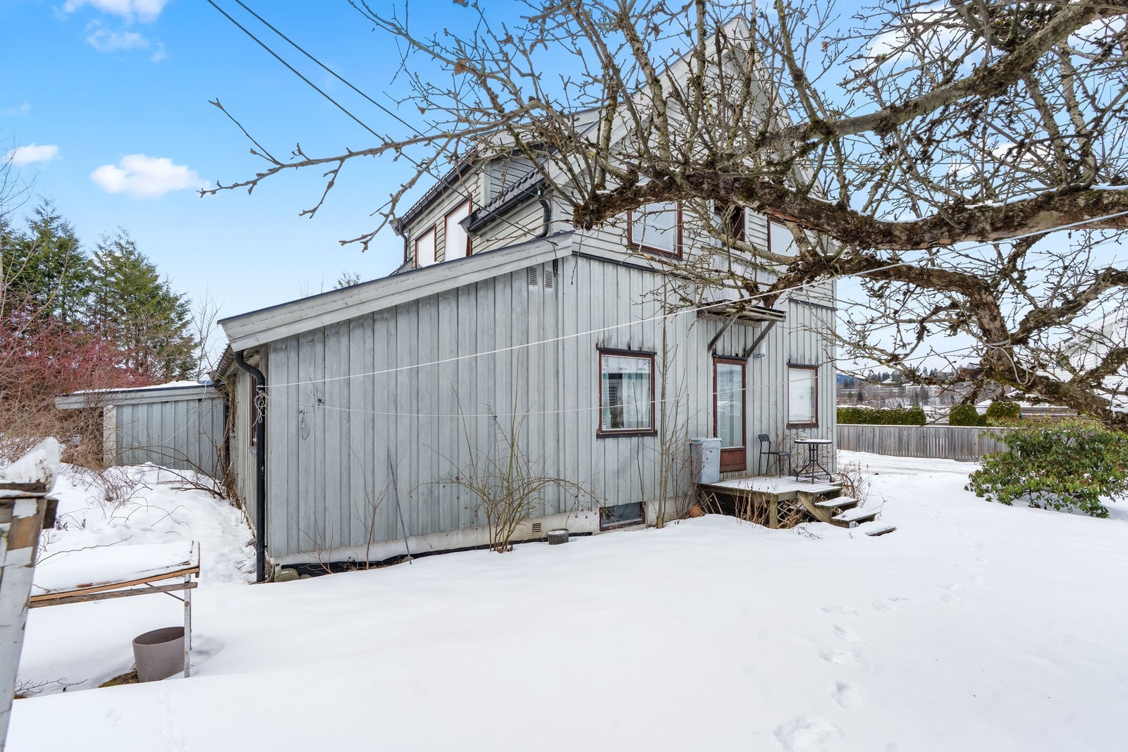 Parkering i carport og på gårdsplass. Galleribilde