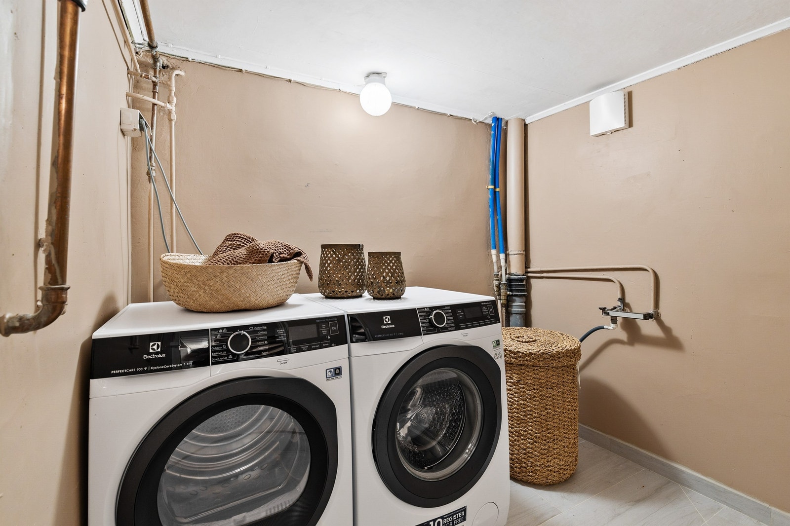 Vaskerommet ble pusset opp i 2024 og har flislagt gulv med varme og opplegg for vaskemaskin. Galleribilde