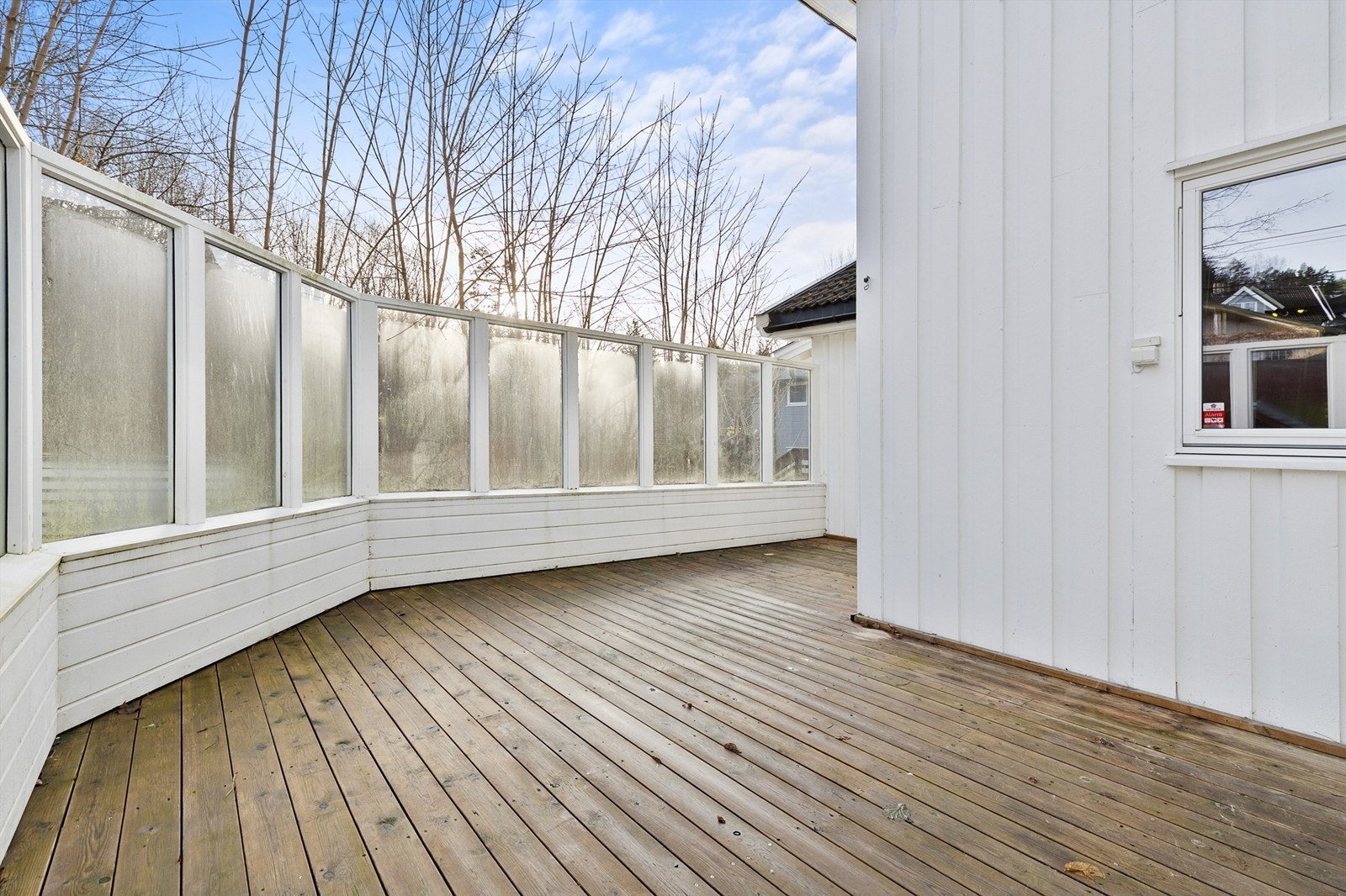 Den romslige terrassen på 24 m² er delvis skjermet, noe som forlenger utendørssesongen. Galleribilde