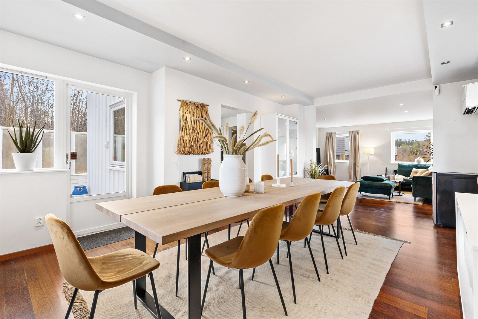 Fra spisestuen er det direkte utgang til en stor terrasse på 24 m² og hagen. Galleribilde