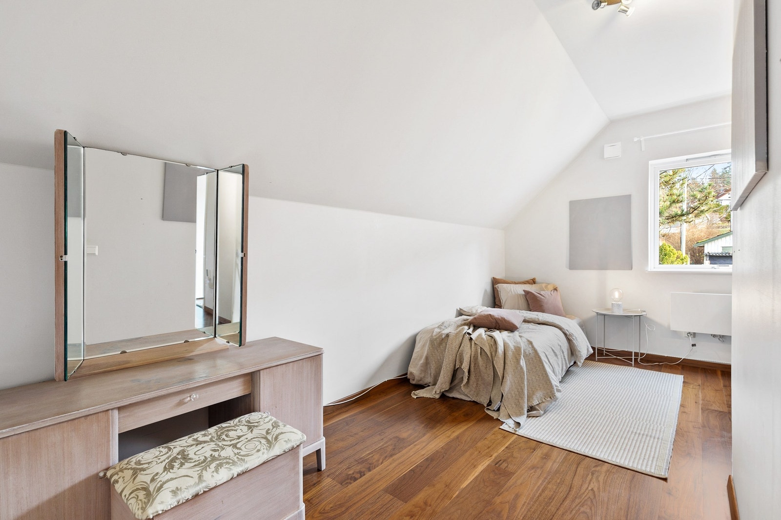 Skråtak gir en hyggelig atmosfære på soverommene i andre etasje. Galleribilde