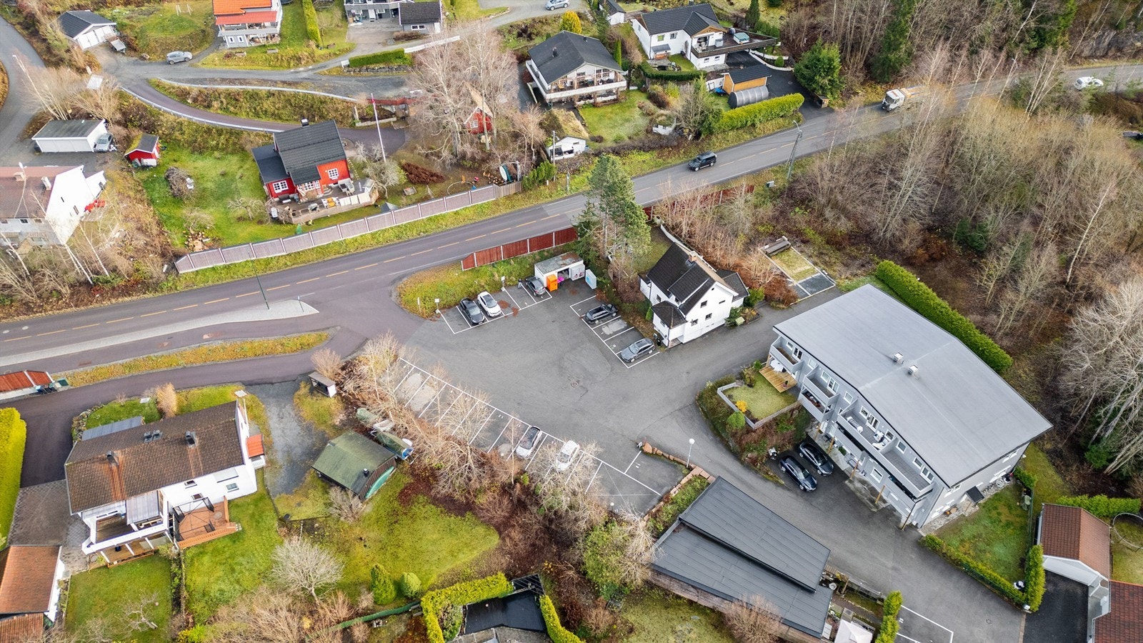 Fra boligen er det kort vei til Heggedal sentrum med togstasjon, butikker og servicetilbud. Galleribilde