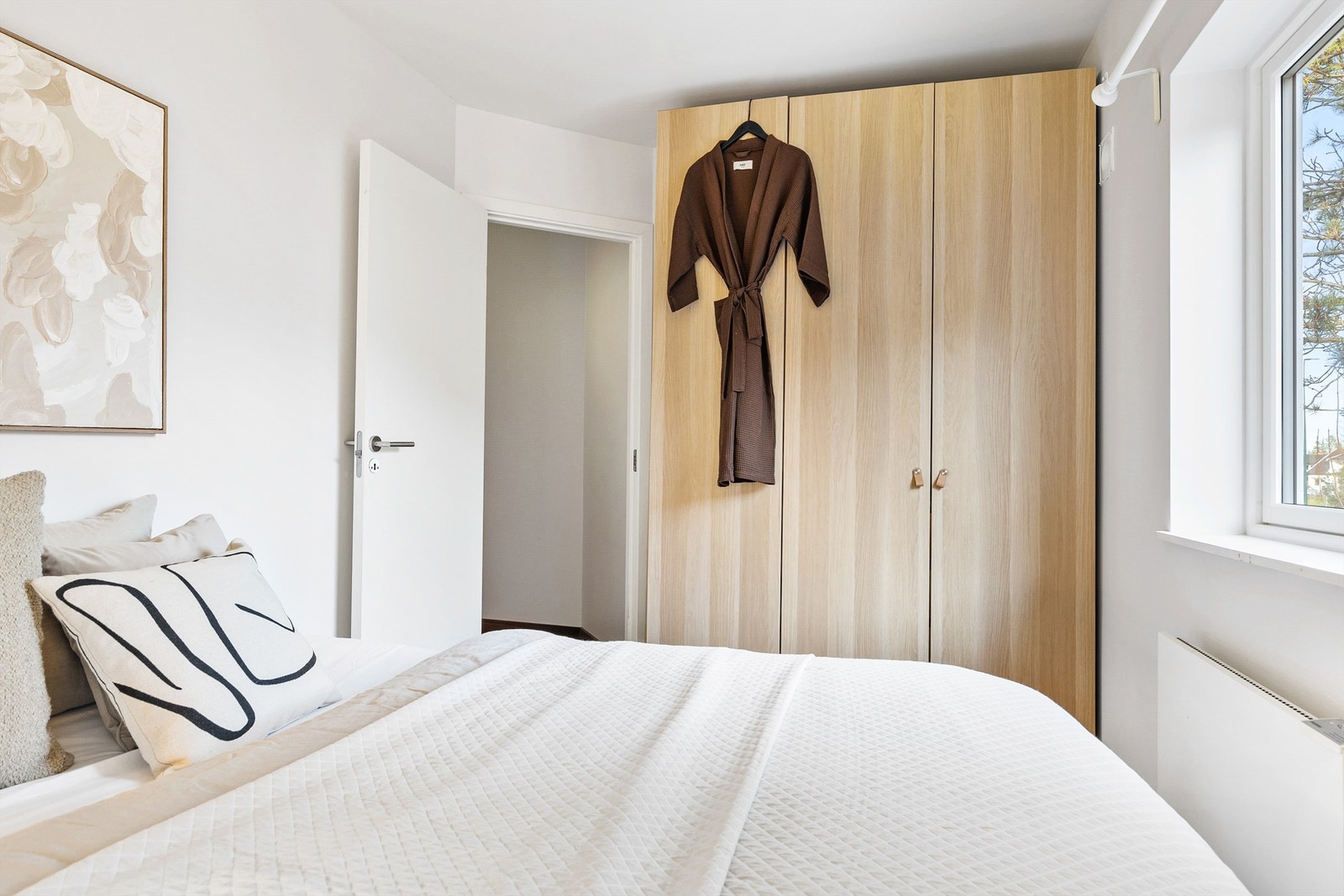 Et av soverommene i andre etasje, med slette innerdører og parkett på gulvet. Galleribilde