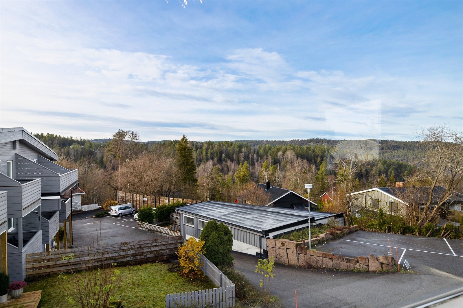 Området byr på nærhet til marka med flotte turstier og oppkjørte skiløyper om vinteren. Galleribilde