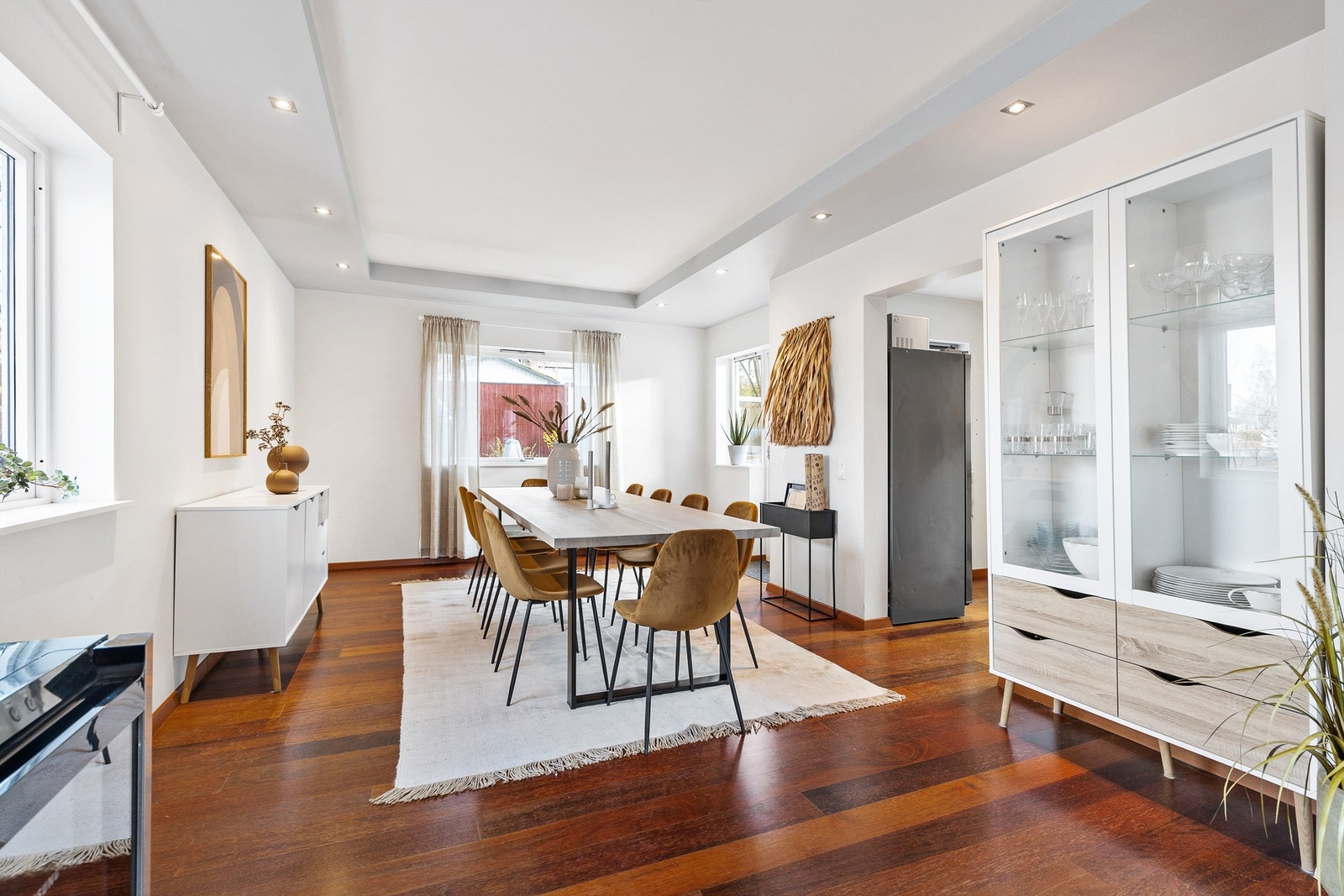 Store vindusflater og nedsenket himling med downlights gir rikelig med lys til spisestuen. Galleribilde