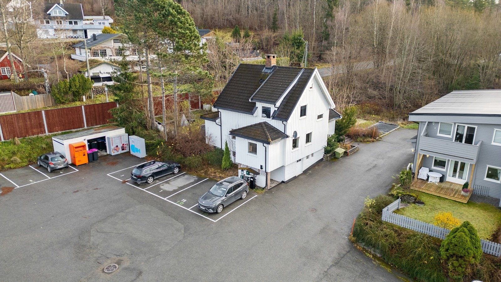 Eiendommen er en del av Stokkertunet Boligsameie, som består av 20 seksjoner. Galleribilde